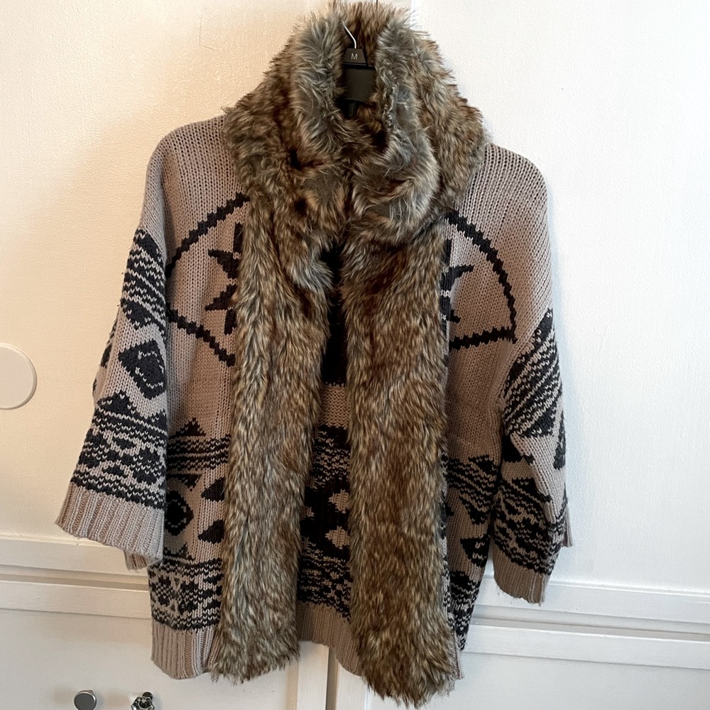Love21 Sweater 28% Wool 72% Acrylic Front Hooks Closure No Pocket ExcellentShape